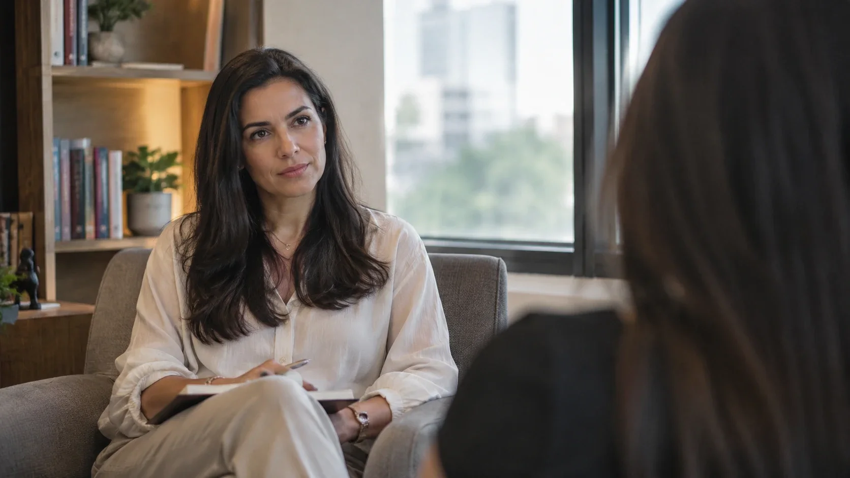 Psicóloga Clara em atendimento